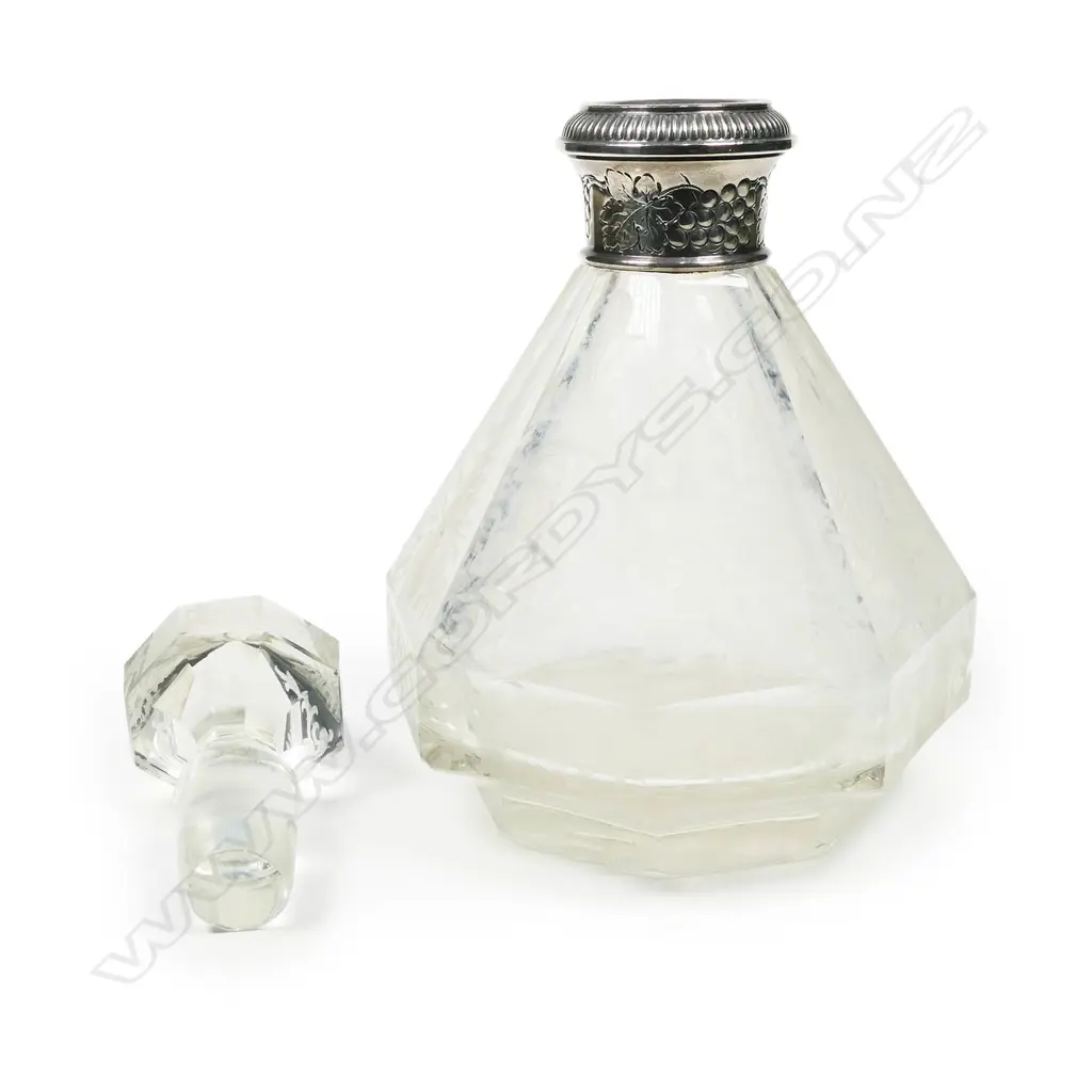 An etched crystal flacon de parfum, Image 1++