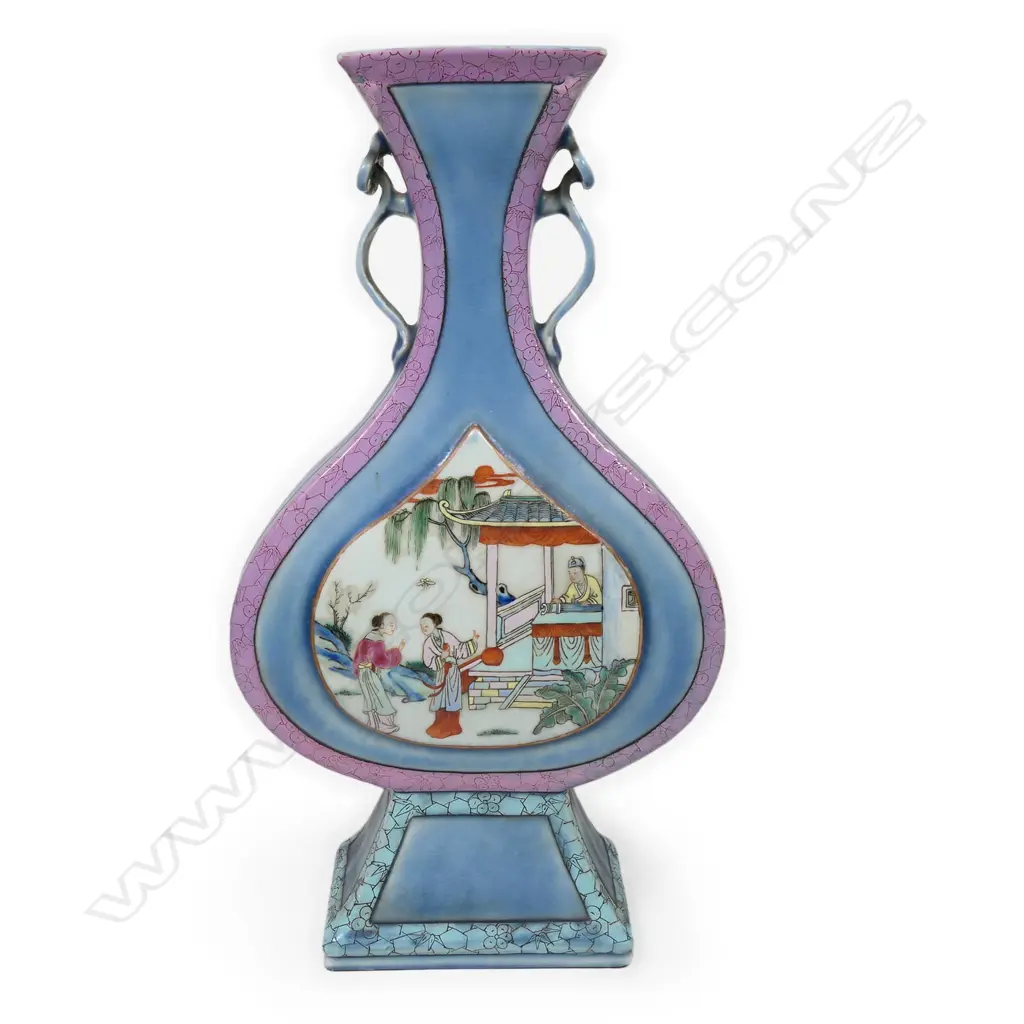 A Chinese famille rose porcelain vase, with Qianlong four-character mark, Image 1++