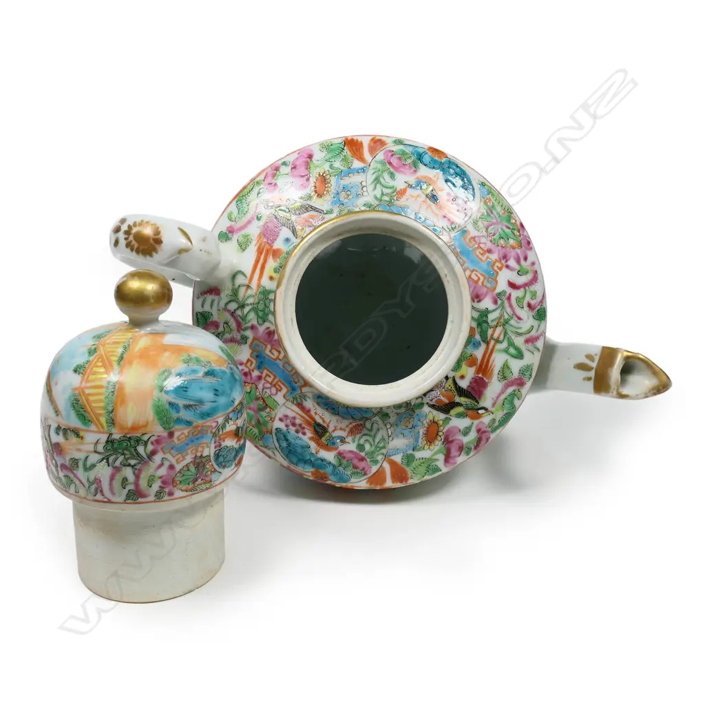 A large 19thC Chinese famille rose teapot Image 1++
