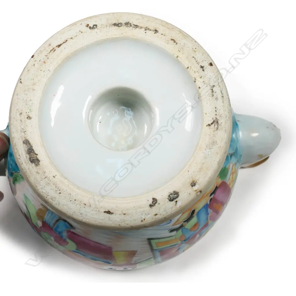 A large 19thC Chinese famille rose teapot Image 1++
