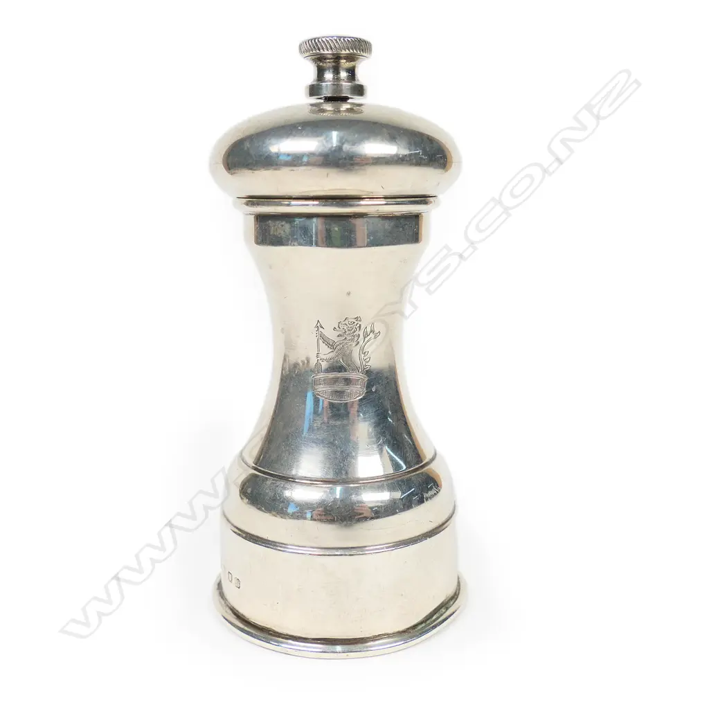 A 1970's classical silver pepper mill, Image 1++