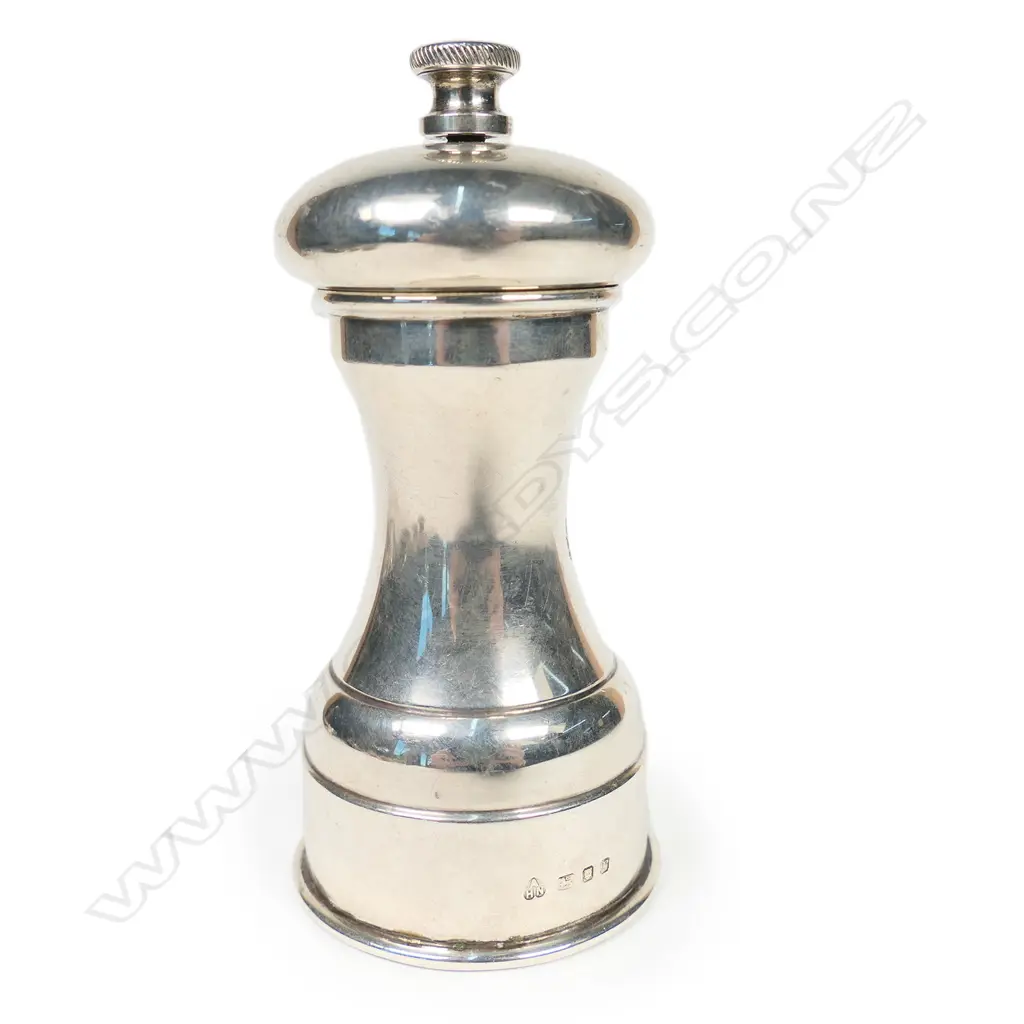 A 1970's classical silver pepper mill, Image 1++
