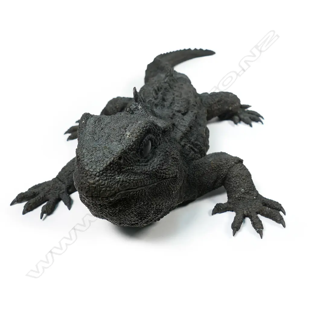 A limited-edition bronze sculpture of a tuatara by Brian Moore, Image 1++