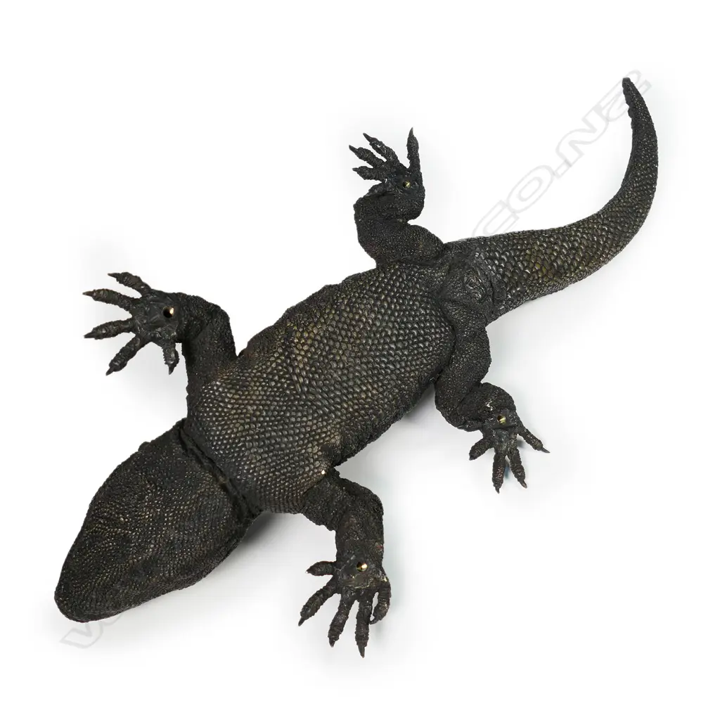 A limited-edition bronze sculpture of a tuatara by Brian Moore, Image 1++
