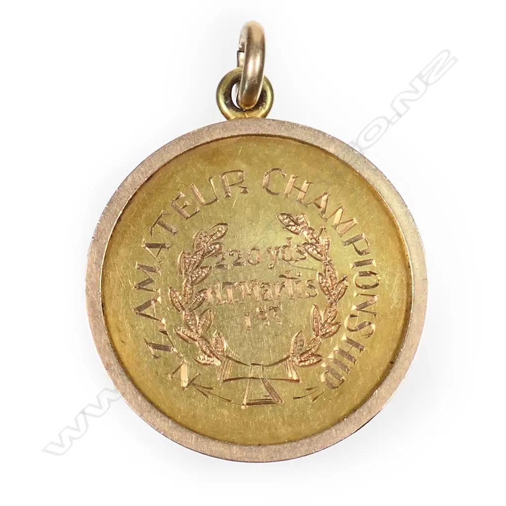 A 15ct gold 1915 ‘22 yards’ medal, Image 1++