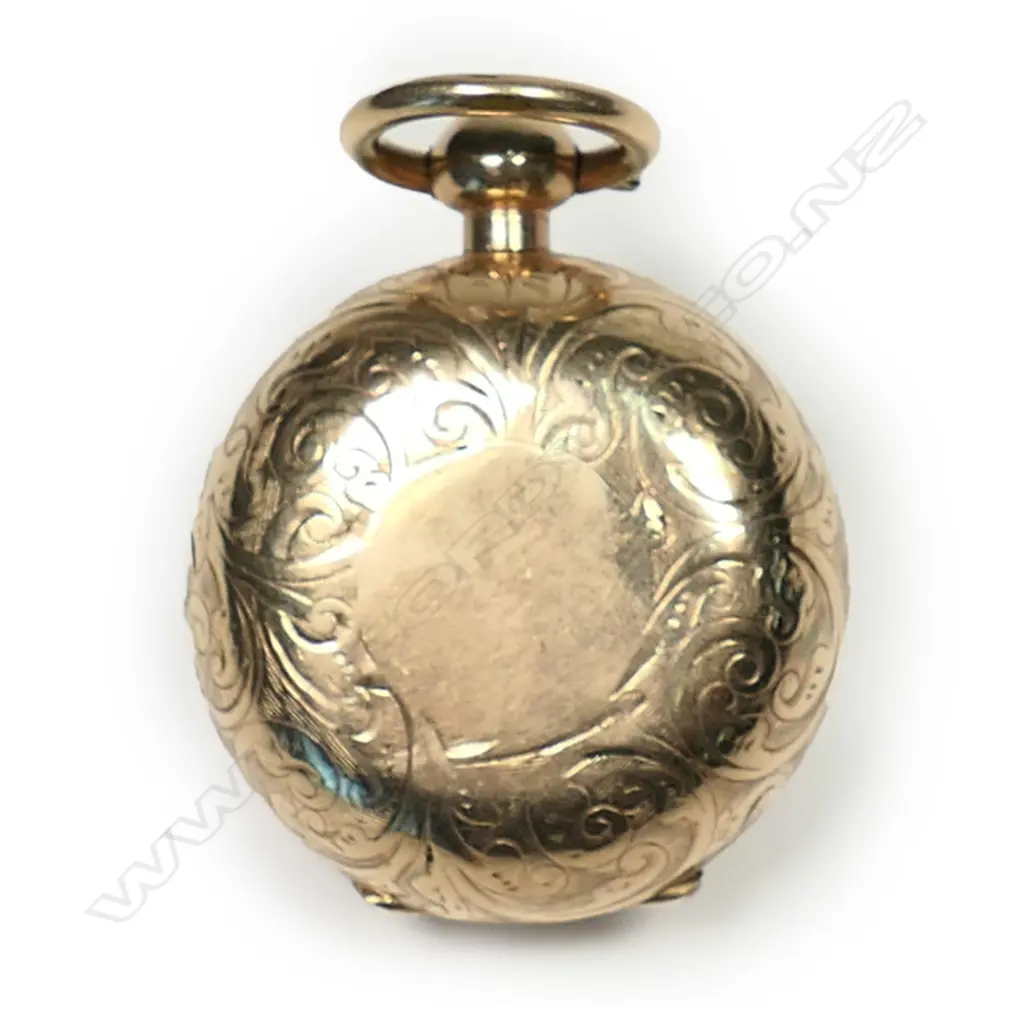 A c.1900 Dennison gold plate sovereign case, scroll engraved, push-button release, sprung interior. Image 1++
