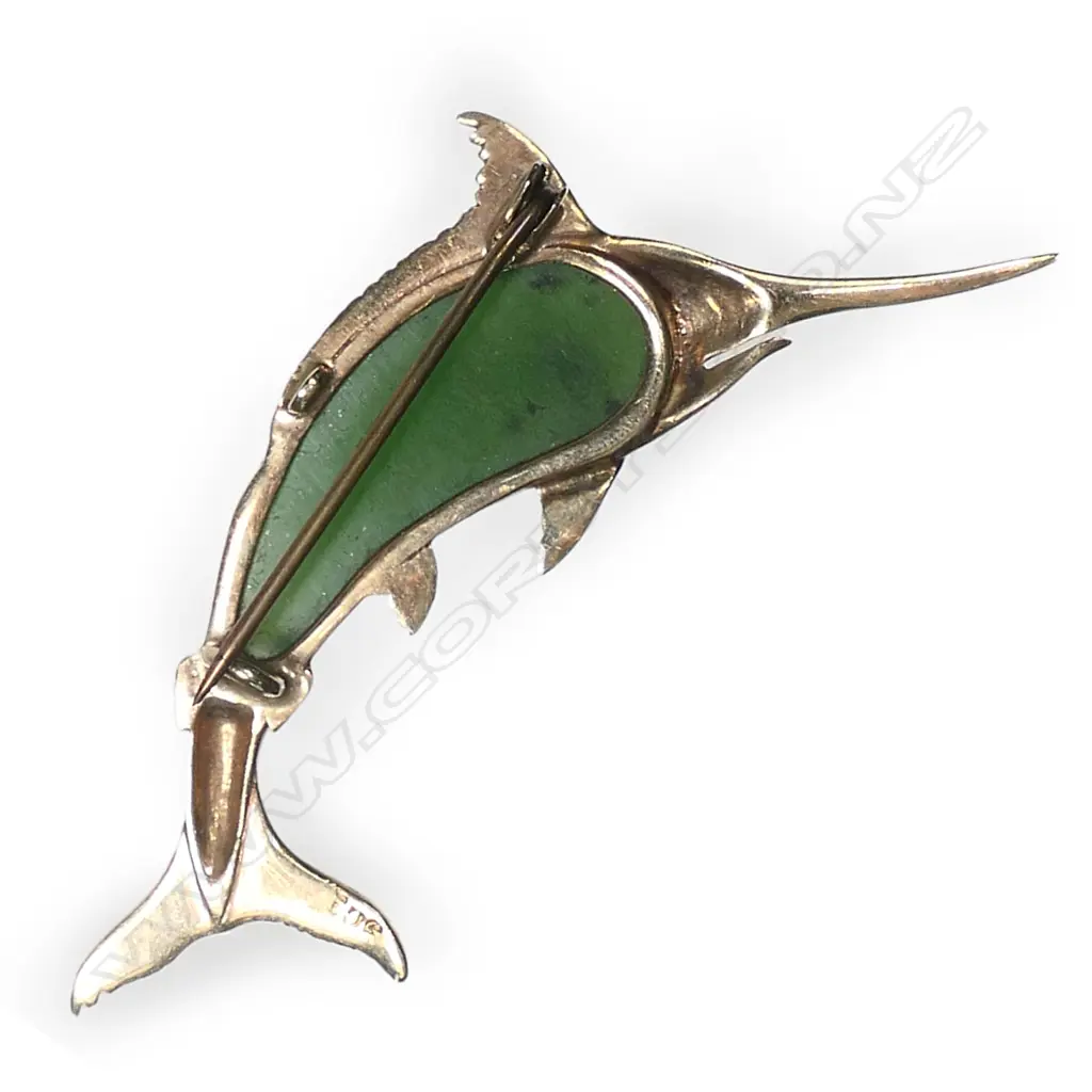 A 9ct gold and pounamu brooch, Image 1++