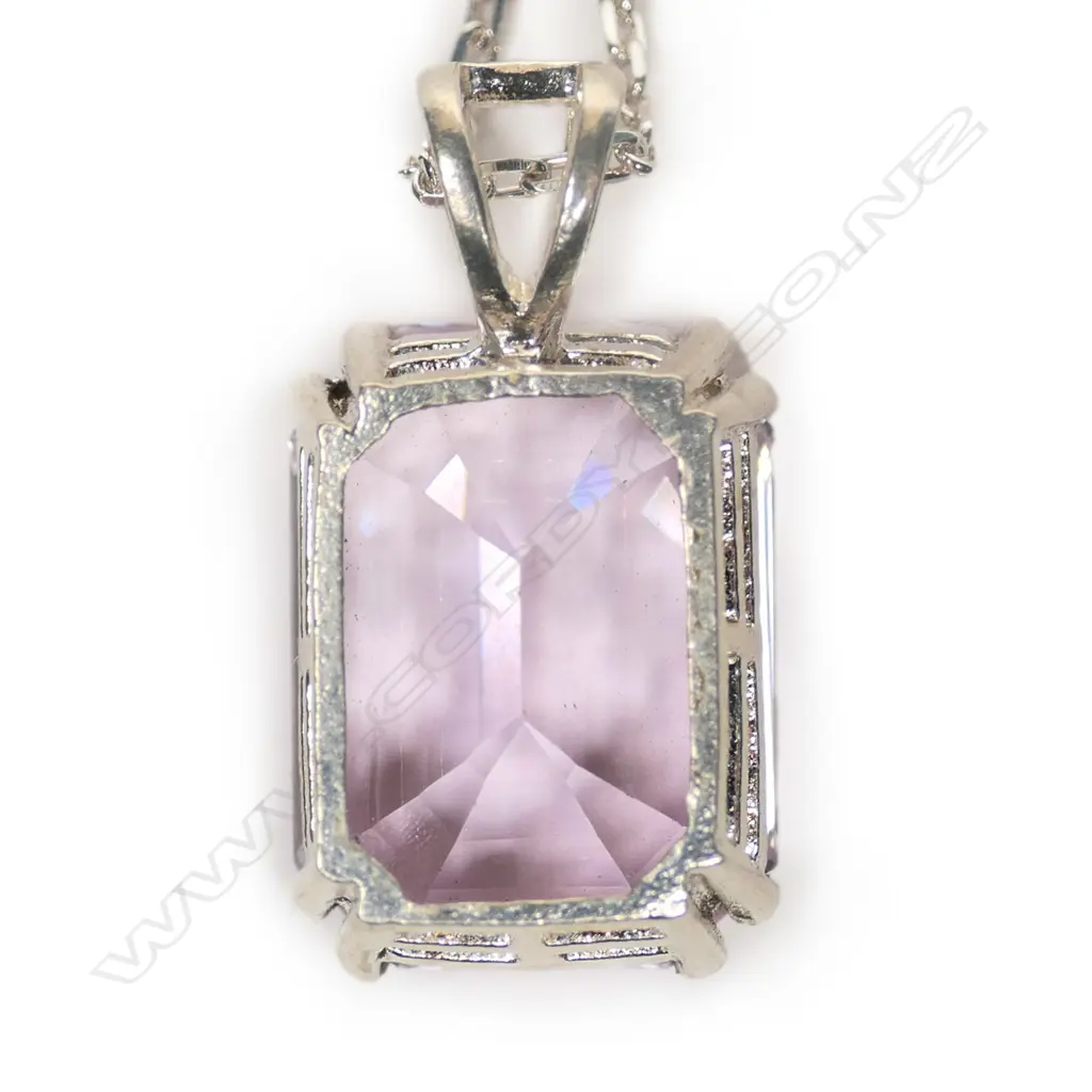 A large kunzite silver mounted pendant on chain, Image 1++