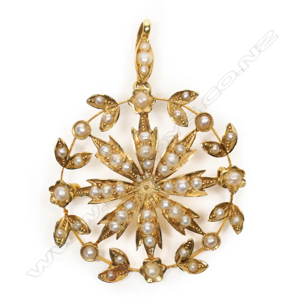 An Edwardian 15ct gold and seed pearl pendant/brooch, Image 1++