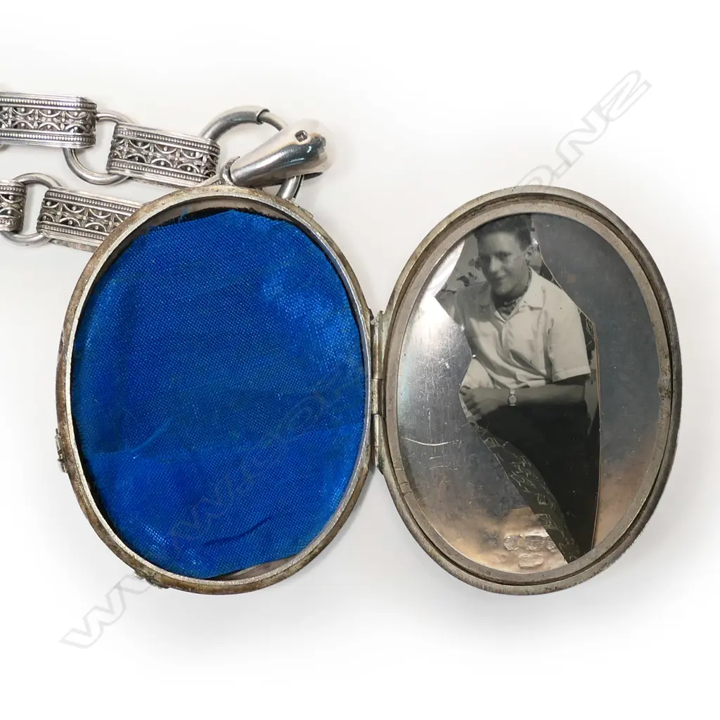 A Victorian silver decorative wide neck chain and locket, Image 1++