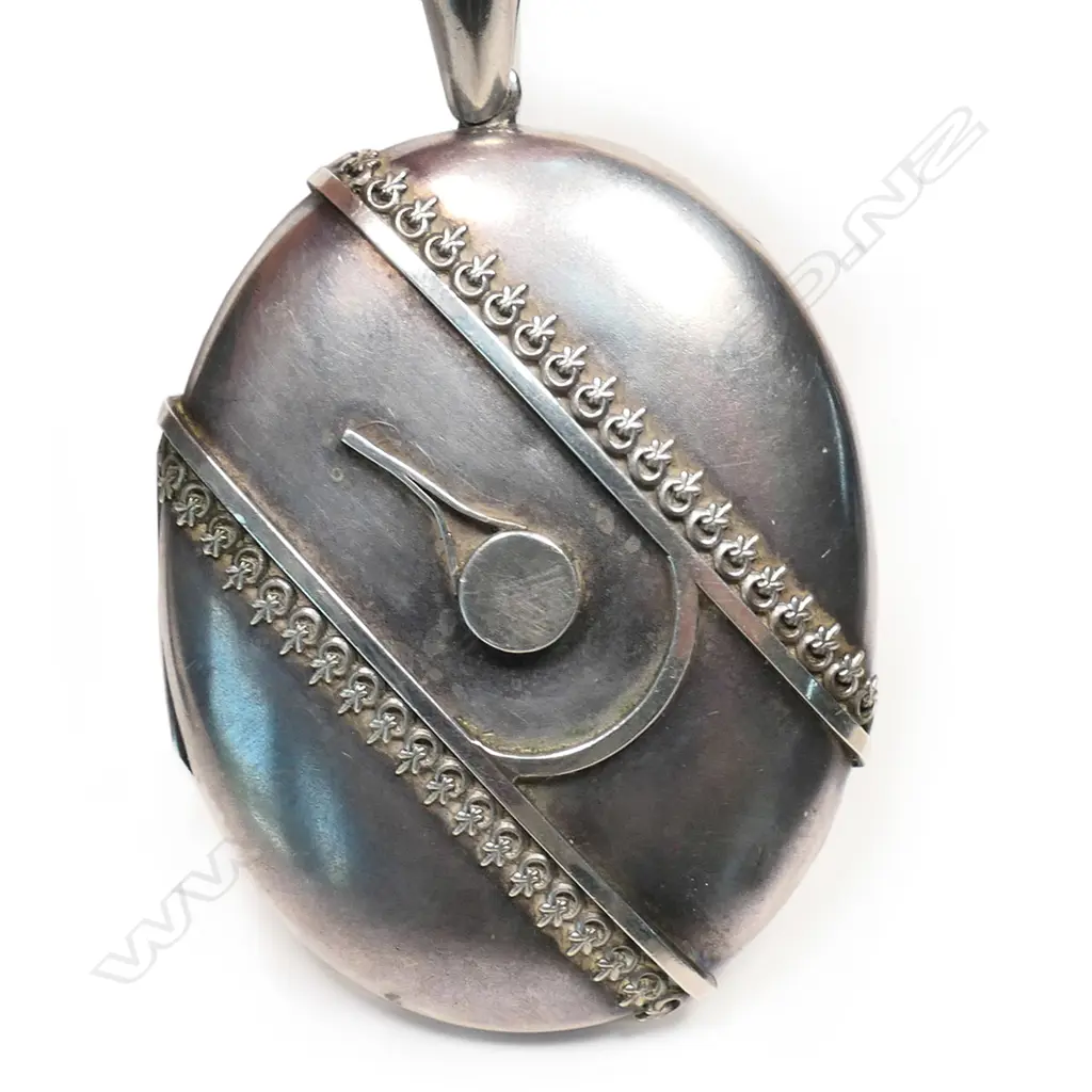 A Victorian silver decorative wide neck chain and locket, Image 1++