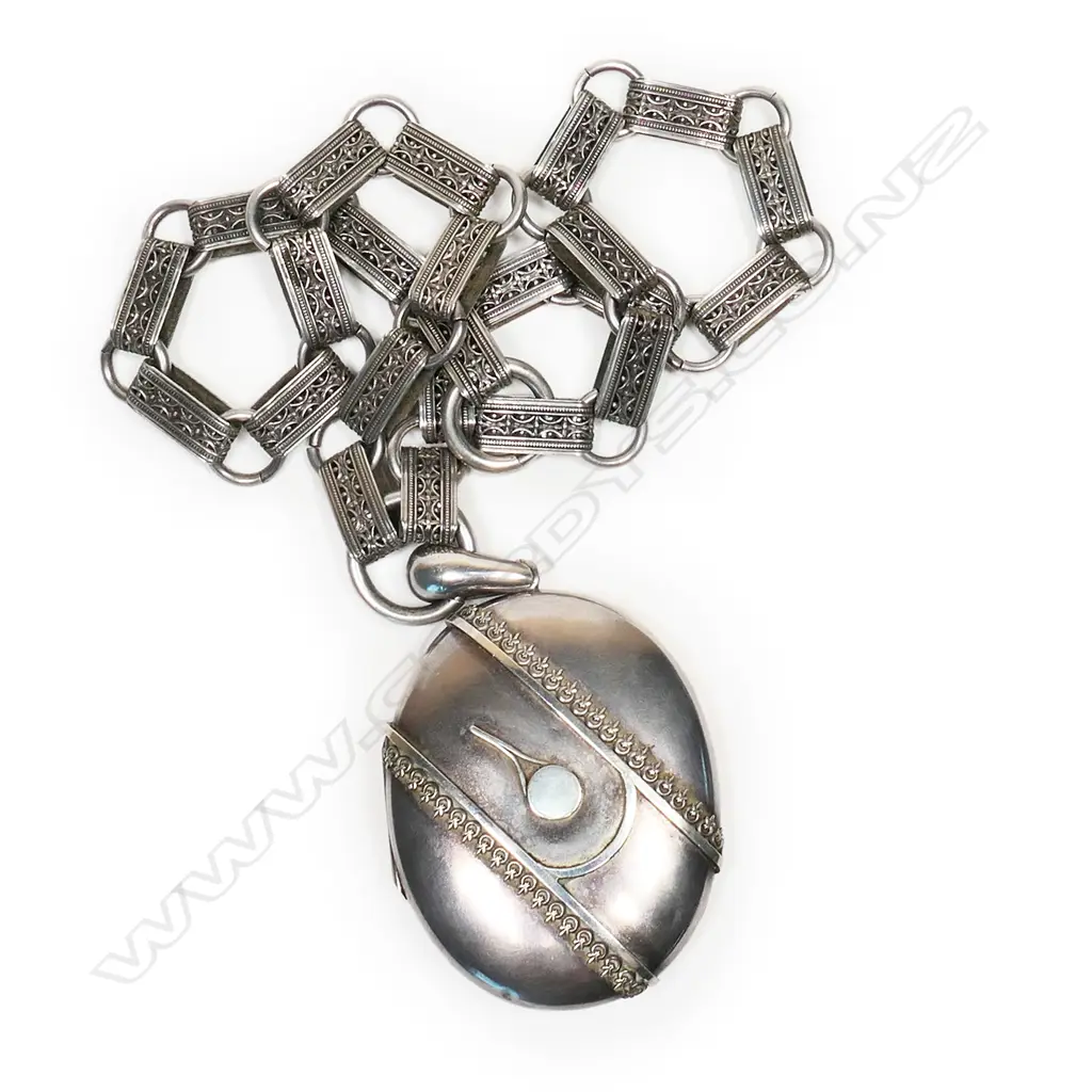 A Victorian silver decorative wide neck chain and locket, Image 1++