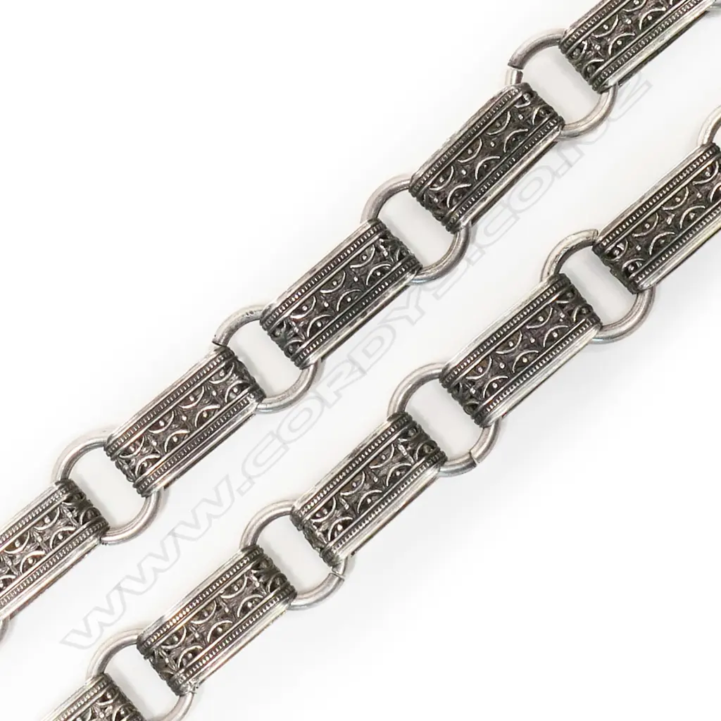 A Victorian silver decorative wide neck chain and locket, Image 1++