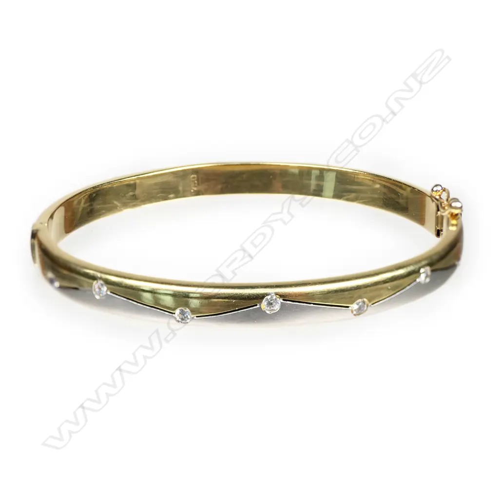 An 18ct yellow gold and diamond hinged bangle, Image 1++