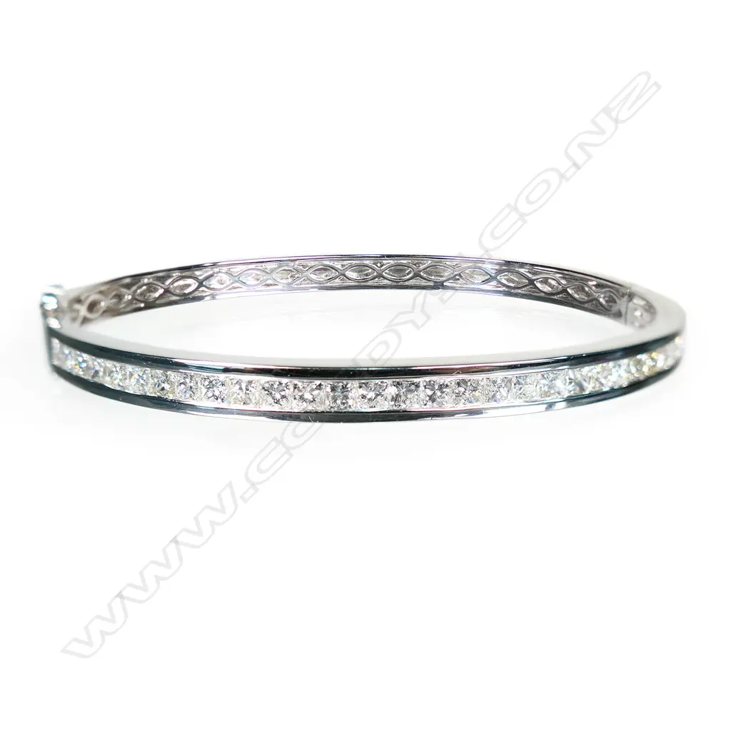 An 18ct white gold and diamond hinged bangle, Image 1++