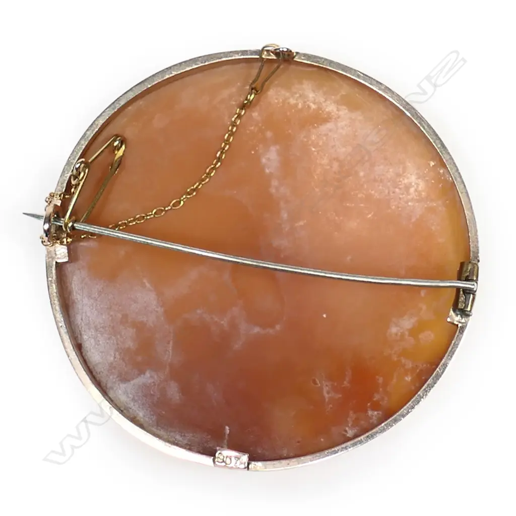 An early 20thC carved cameo and 9ct framed brooch, Image 1++