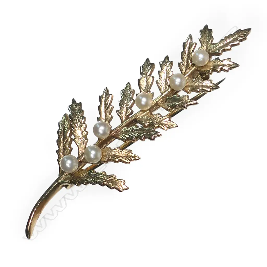 A 9ct yellow gold & seed pearl fern leaf brooch, Image 1++