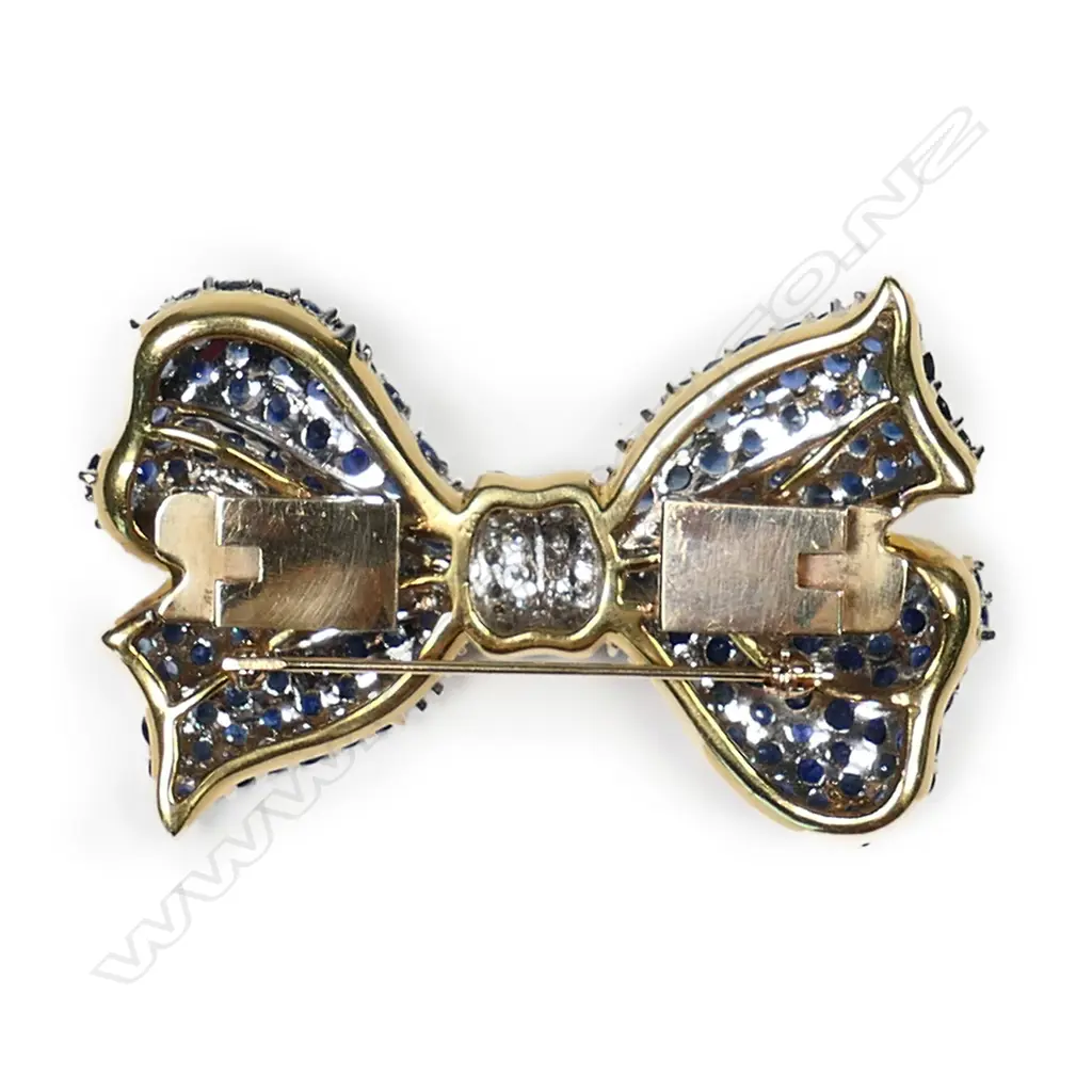 An impressive 18ct gold, sapphire and diamond bow brooch, Image 1++