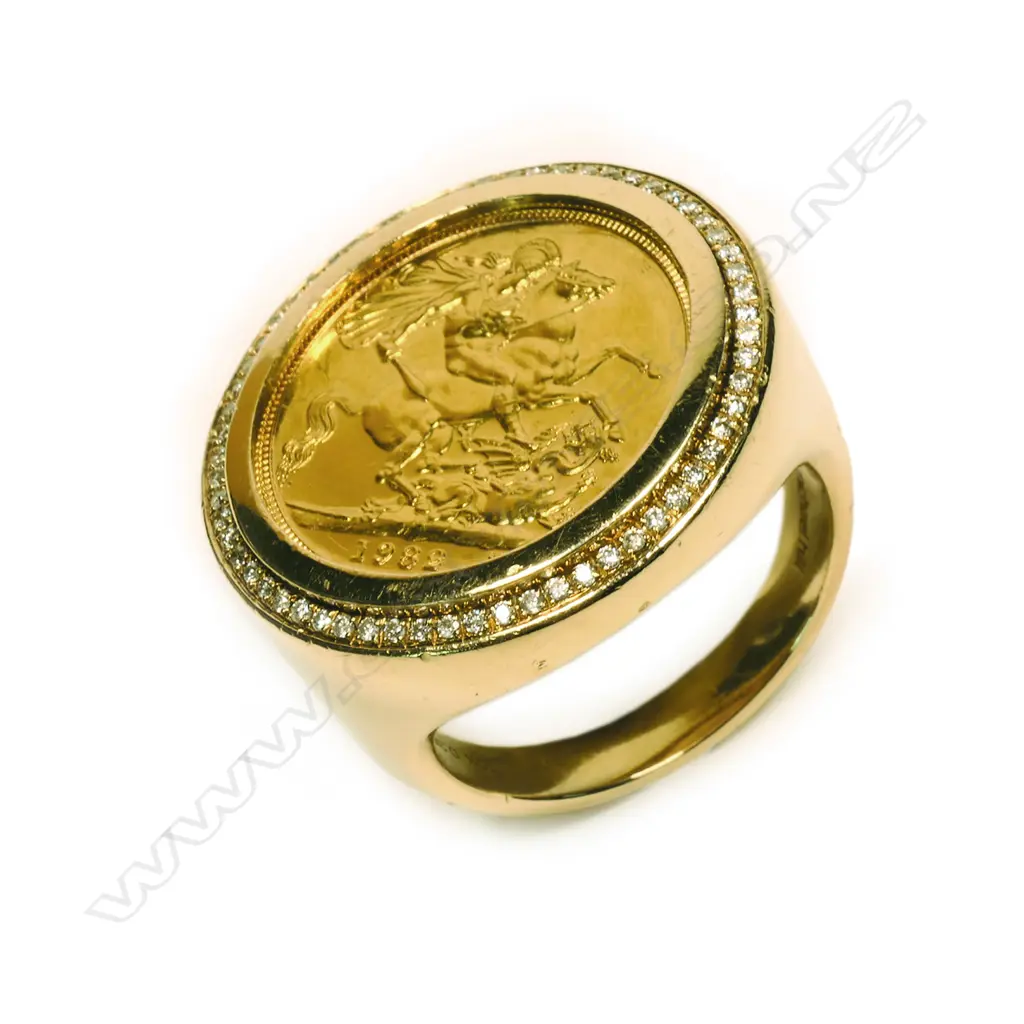 A 10ct gold and diamond sovereign ring, Image 1++