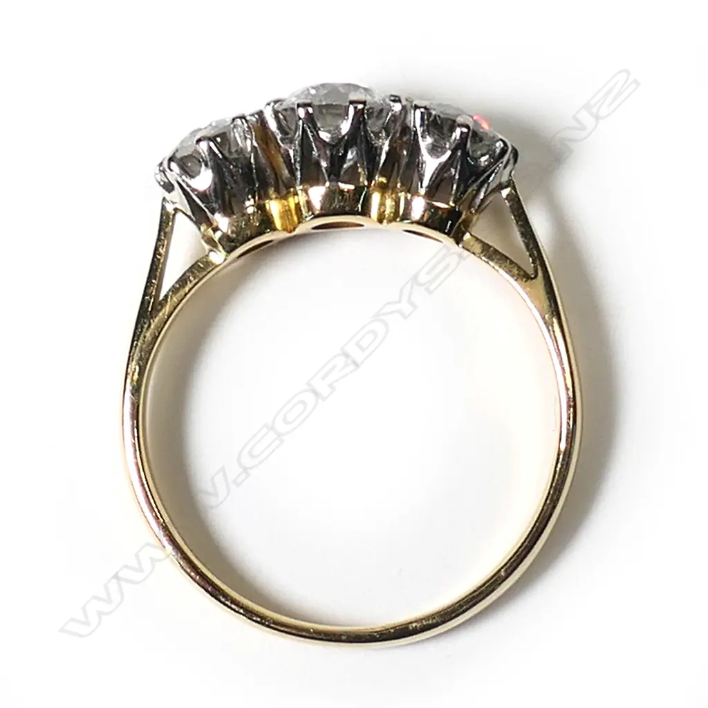 An estate 18ct gold and three stone diamond ring, Image 1++