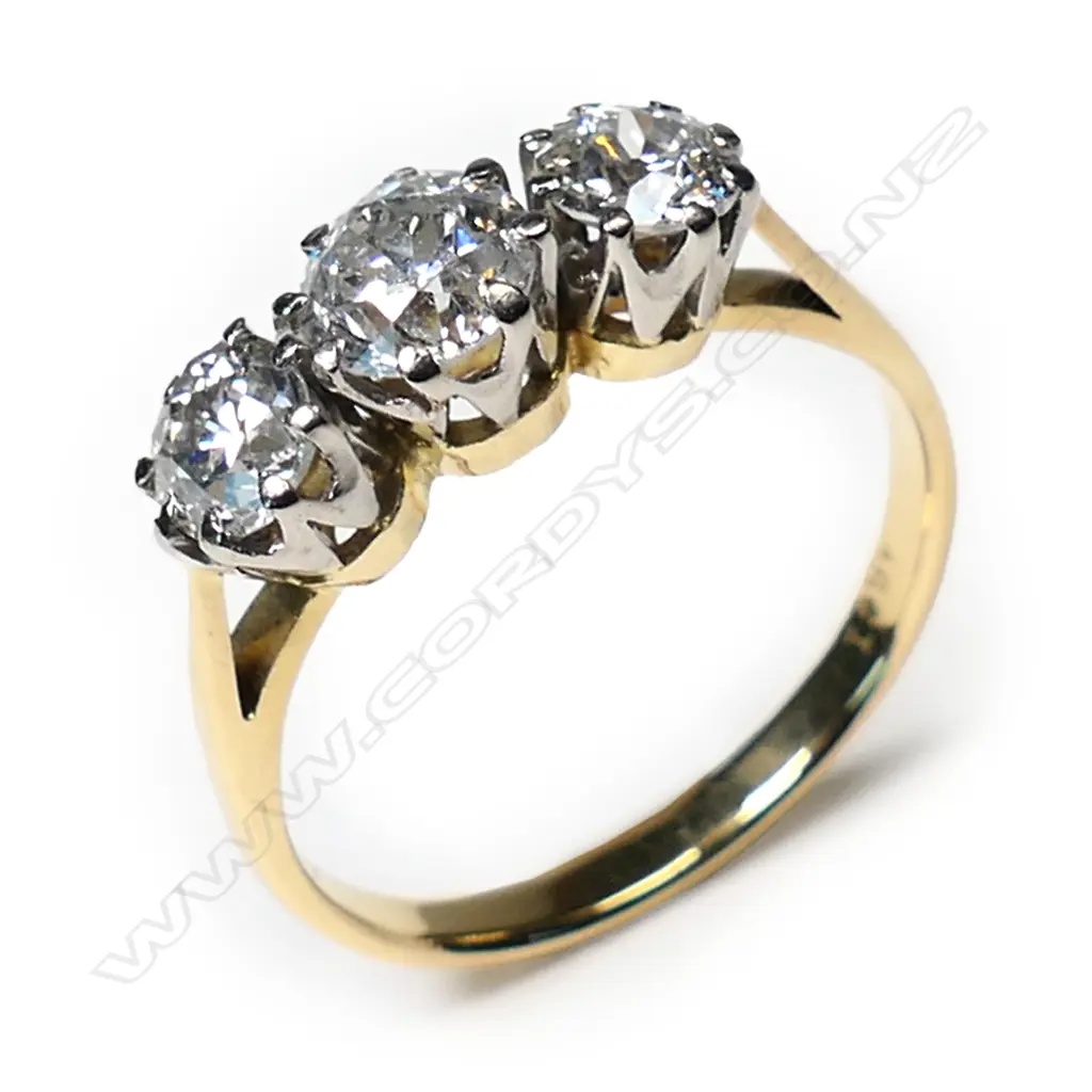 An estate 18ct gold and three stone diamond ring, Image 1++