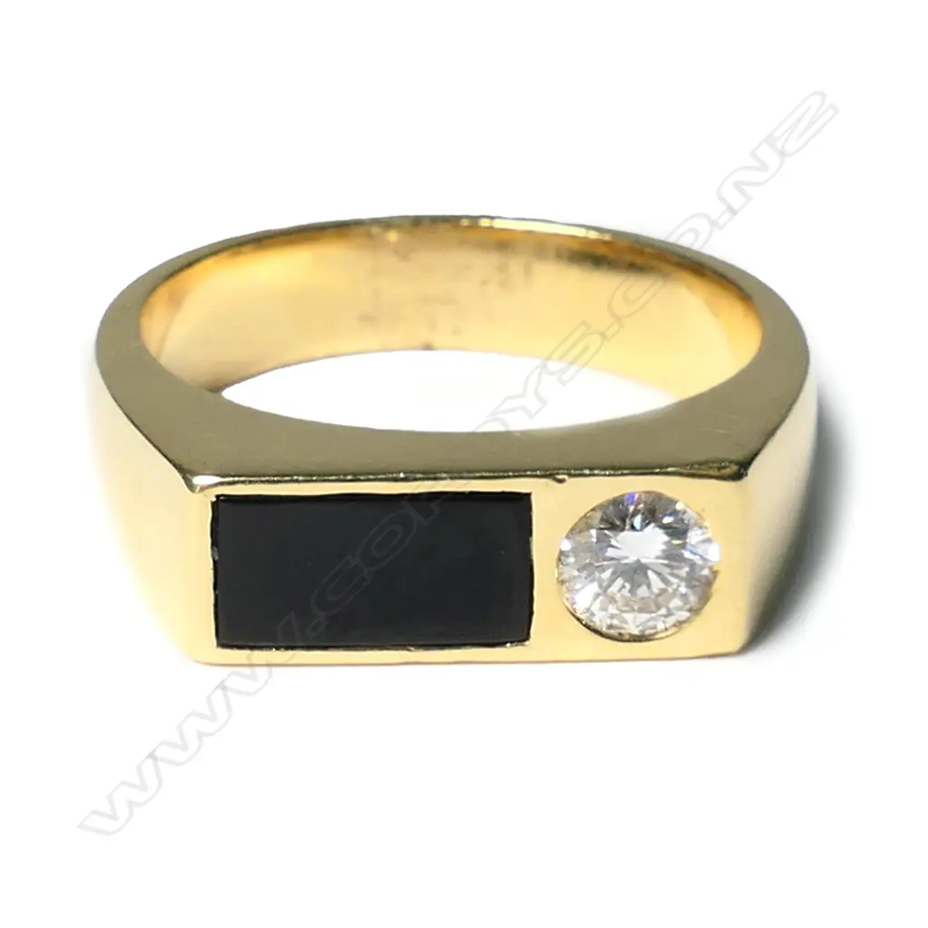 A gent's 18ct gold, diamond and onyx ring, Image 1++