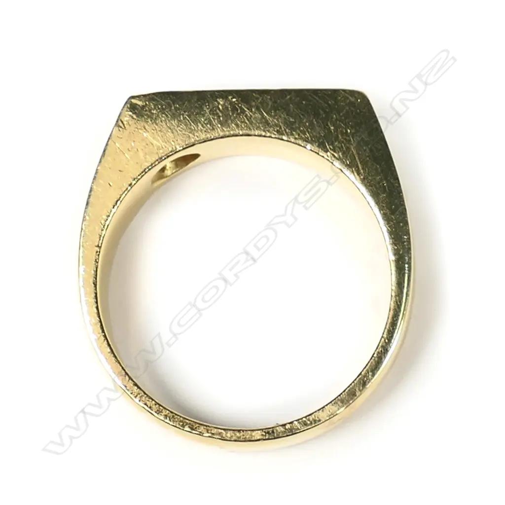 A gent's 18ct gold, diamond and onyx ring, Image 1++