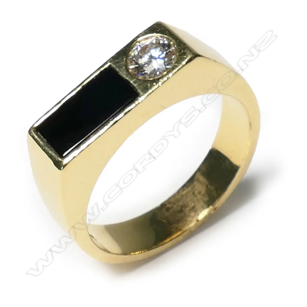 A gent's 18ct gold, diamond and onyx ring, Image 1++