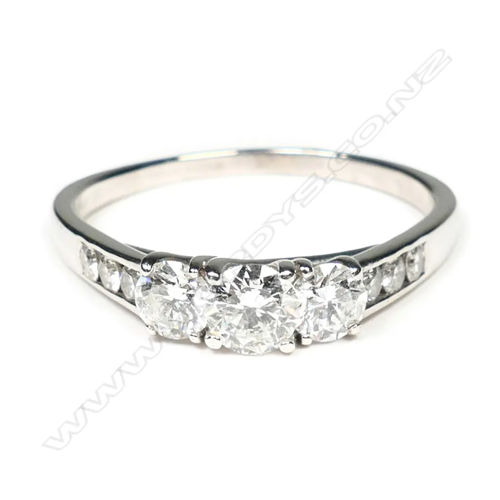 A 14ct white gold and diamond ring, Image 1++