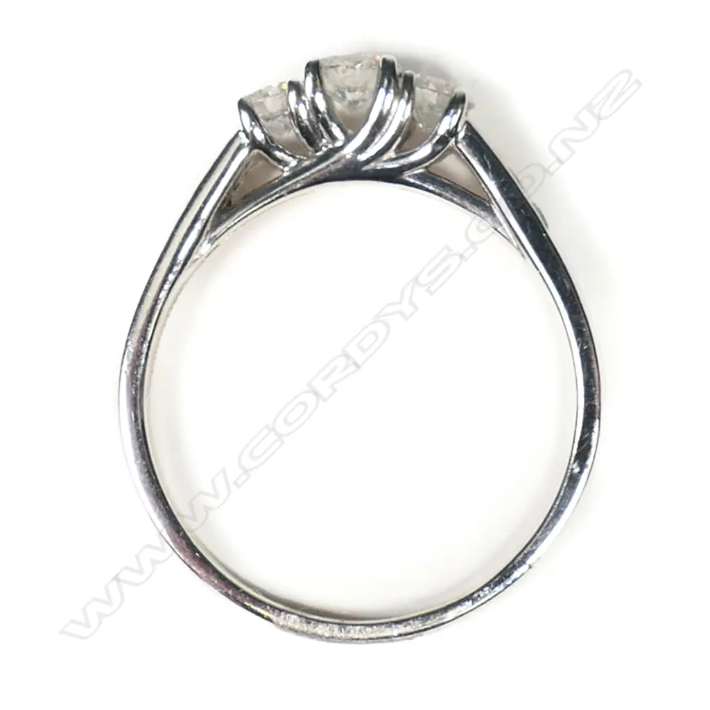 A 14ct white gold and diamond ring, Image 1++