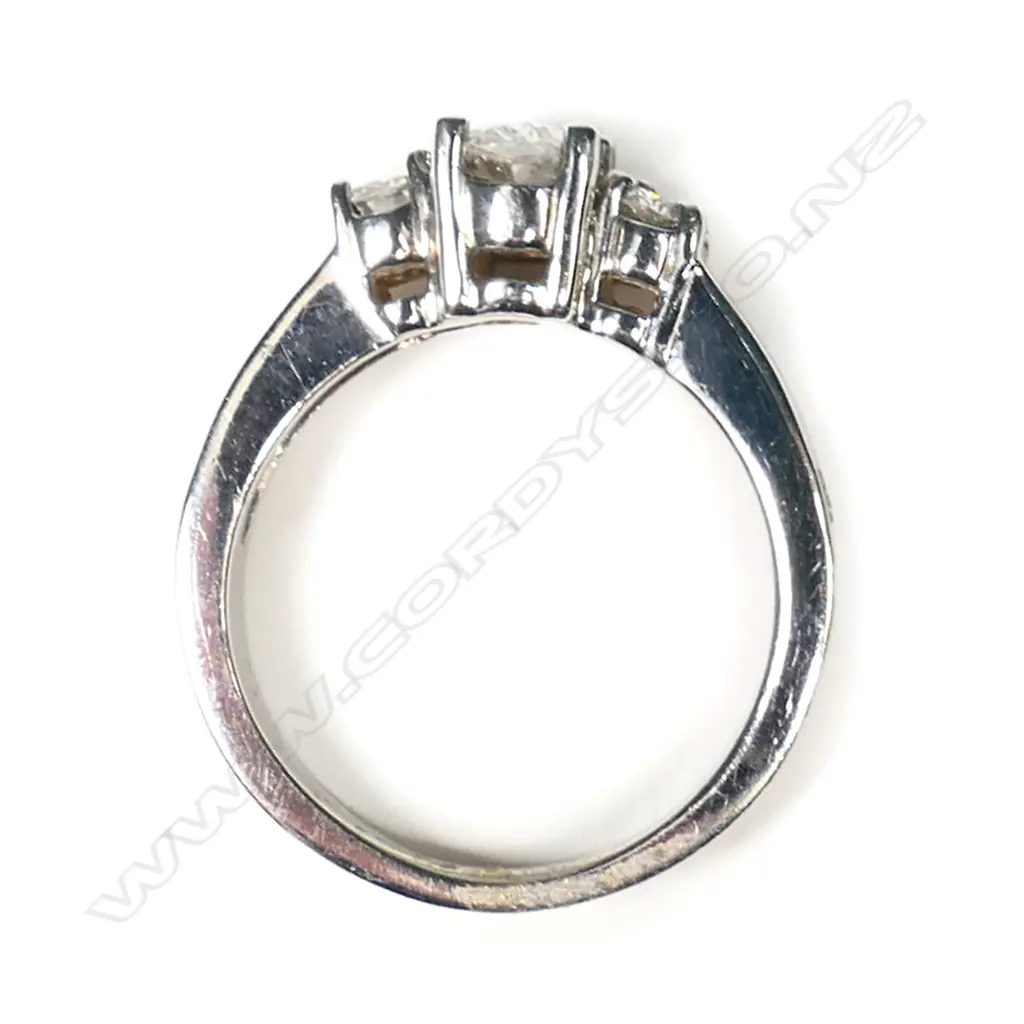 A 14ct white gold and diamond ring, Image 1++