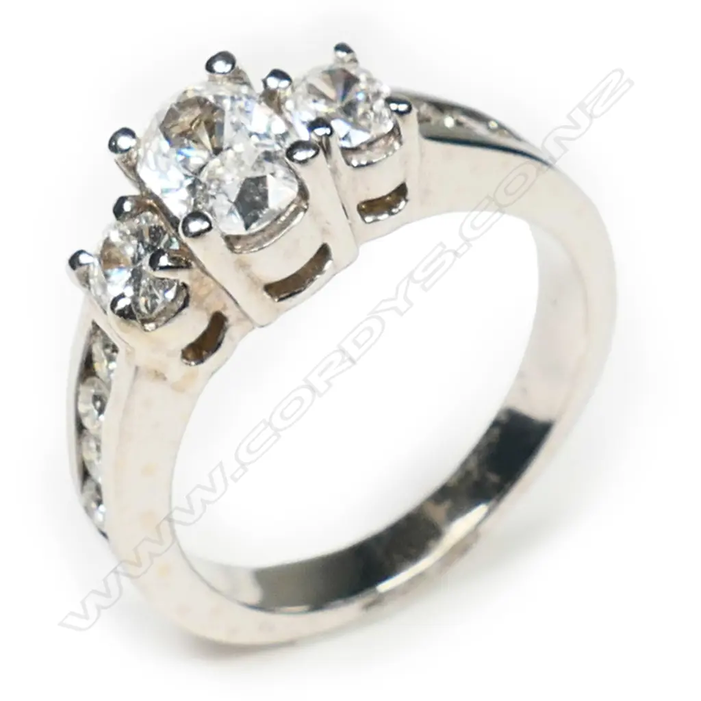 A 14ct white gold and diamond ring, Image 1++