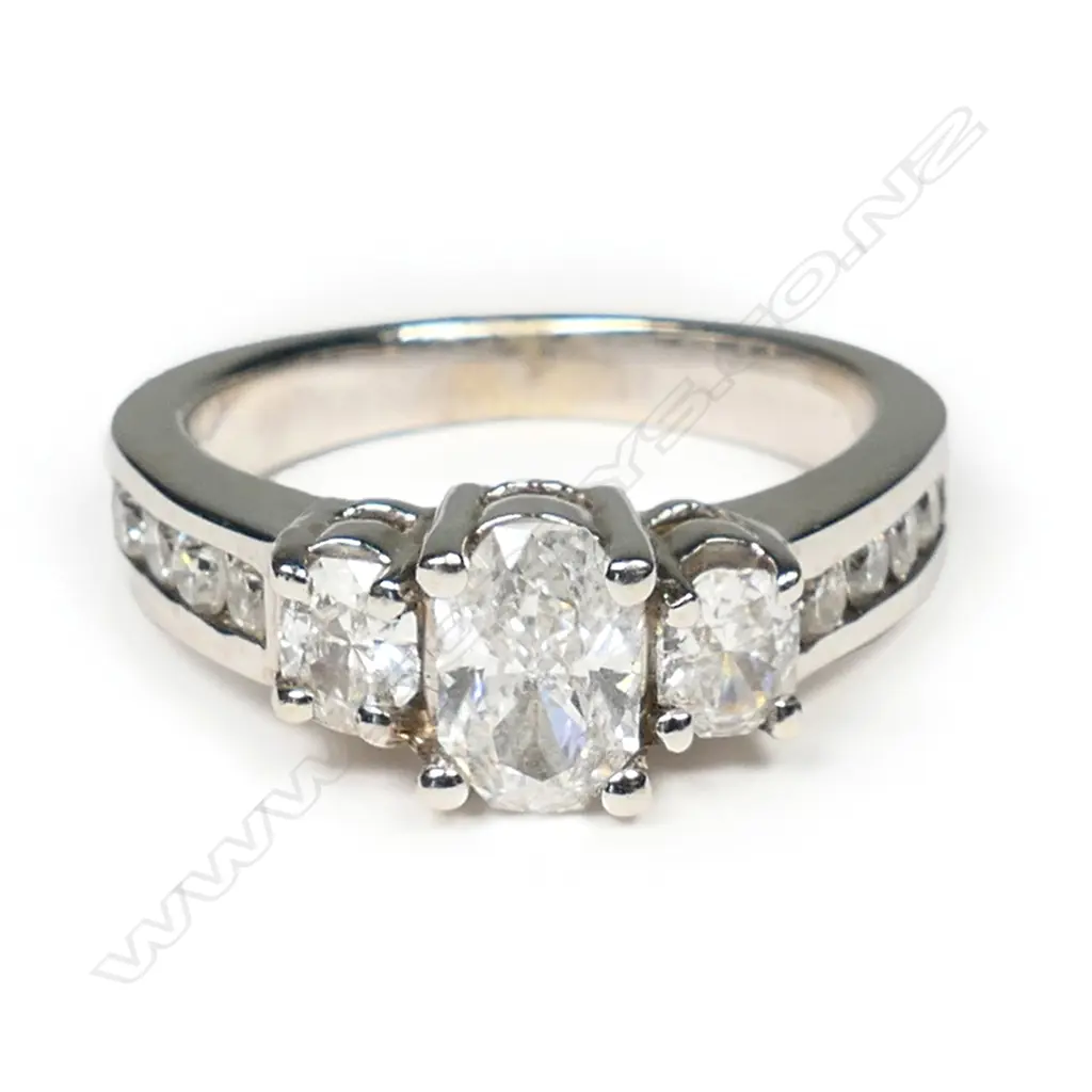 A 14ct white gold and diamond ring, Image 1++