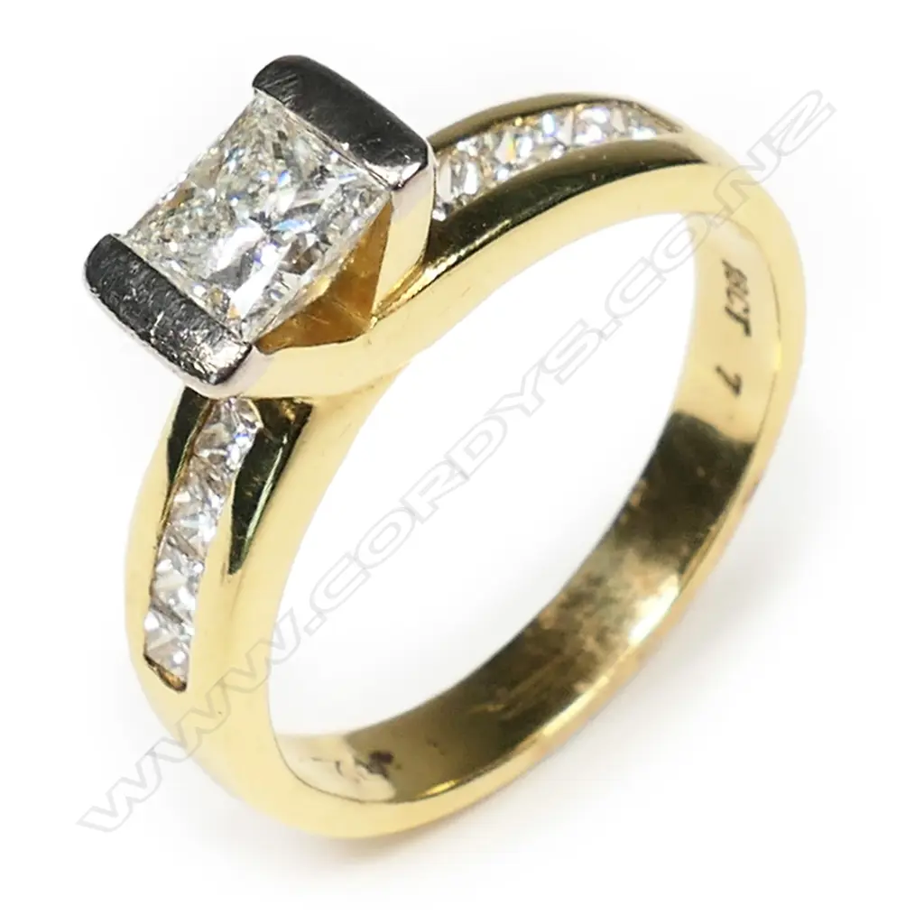 An 18ct gold and diamond solitaire ring, Image 1++