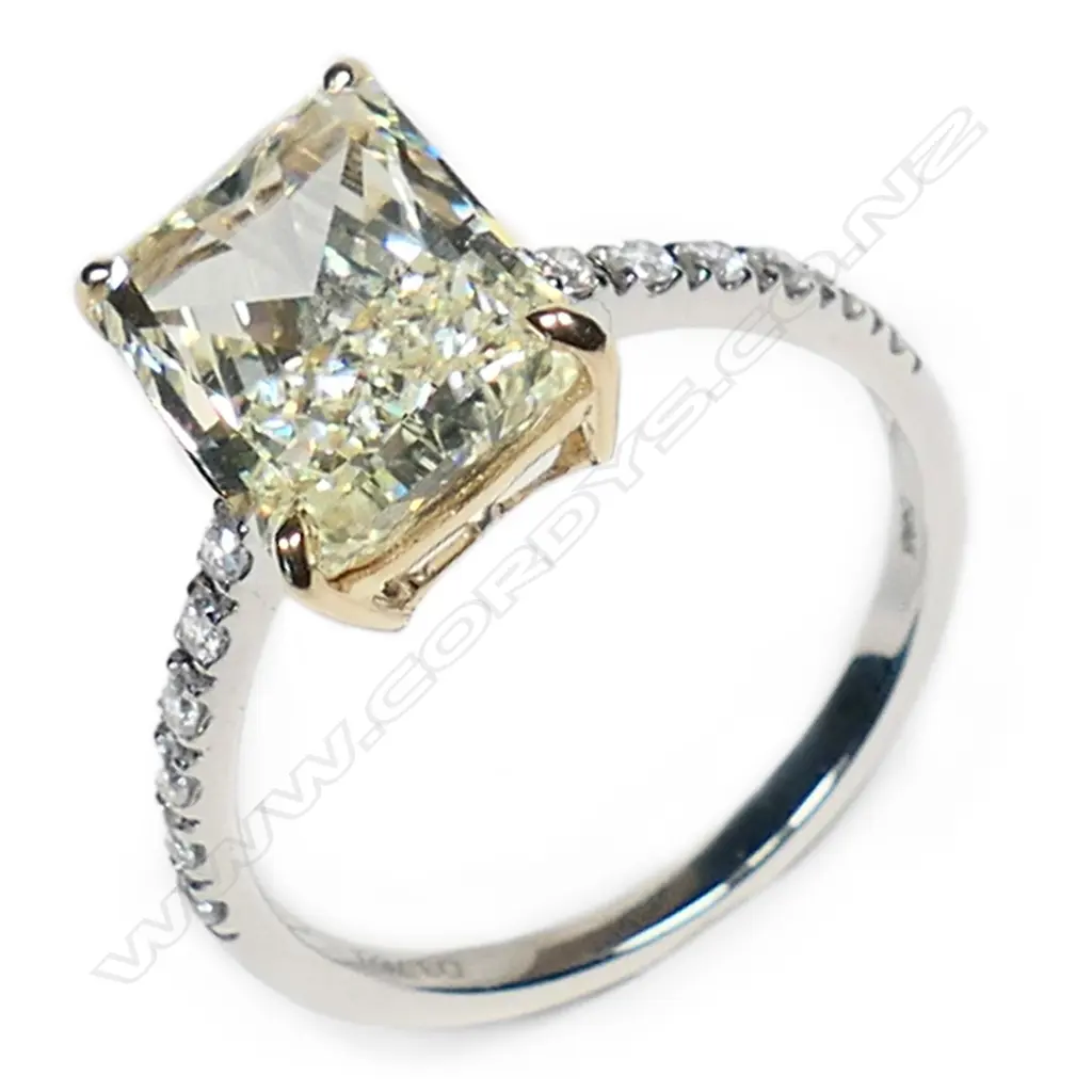 A 14ct white gold and fancy yellow diamond classic ring, Image 1++
