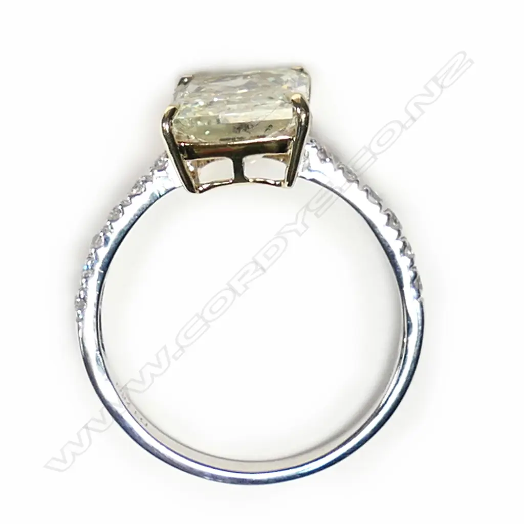 A 14ct white gold and fancy yellow diamond classic ring, Image 1++