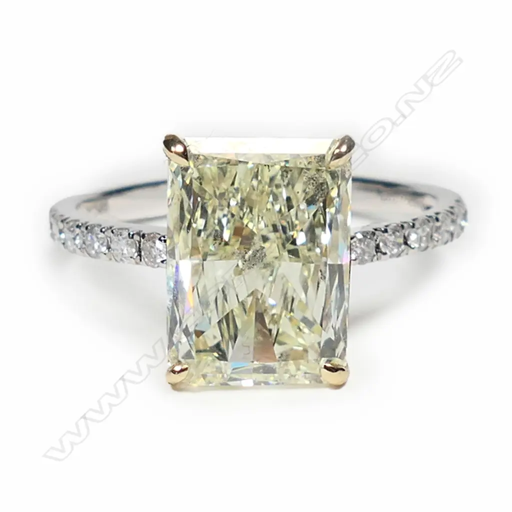 A 14ct white gold and fancy yellow diamond classic ring, Image 1++
