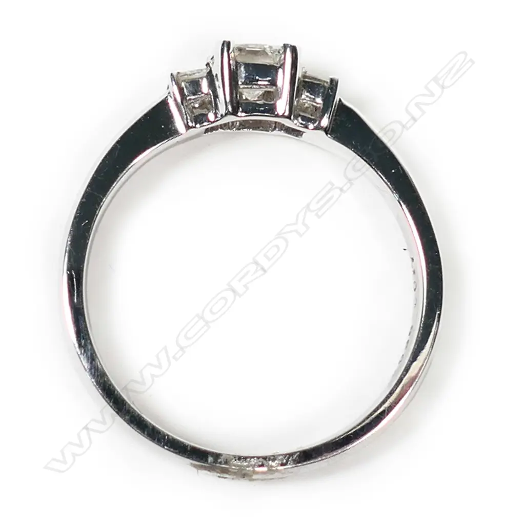 An 18ct white gold and diamond ring, Image 1++