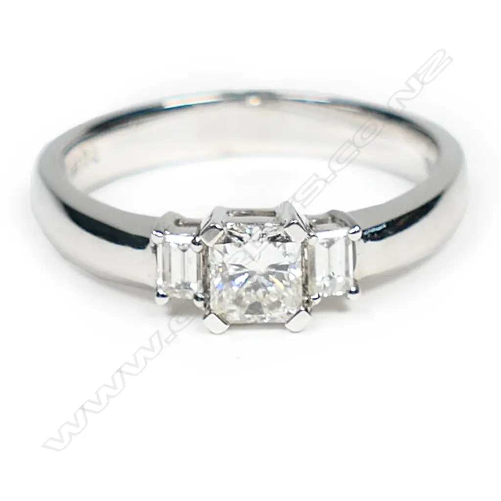 An 18ct white gold and diamond ring, Image 1++