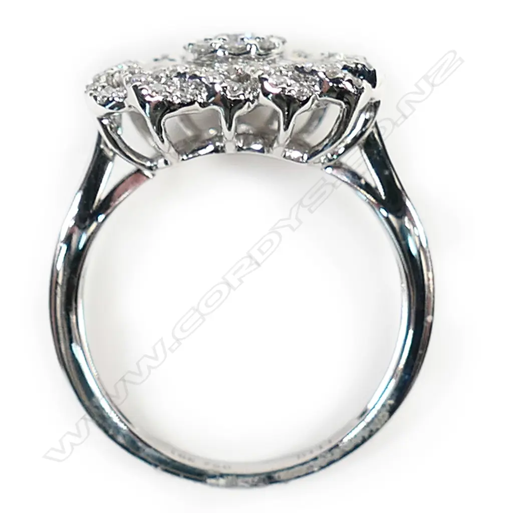 An 18ct white gold and diamond heart shaped ring, Image 1++
