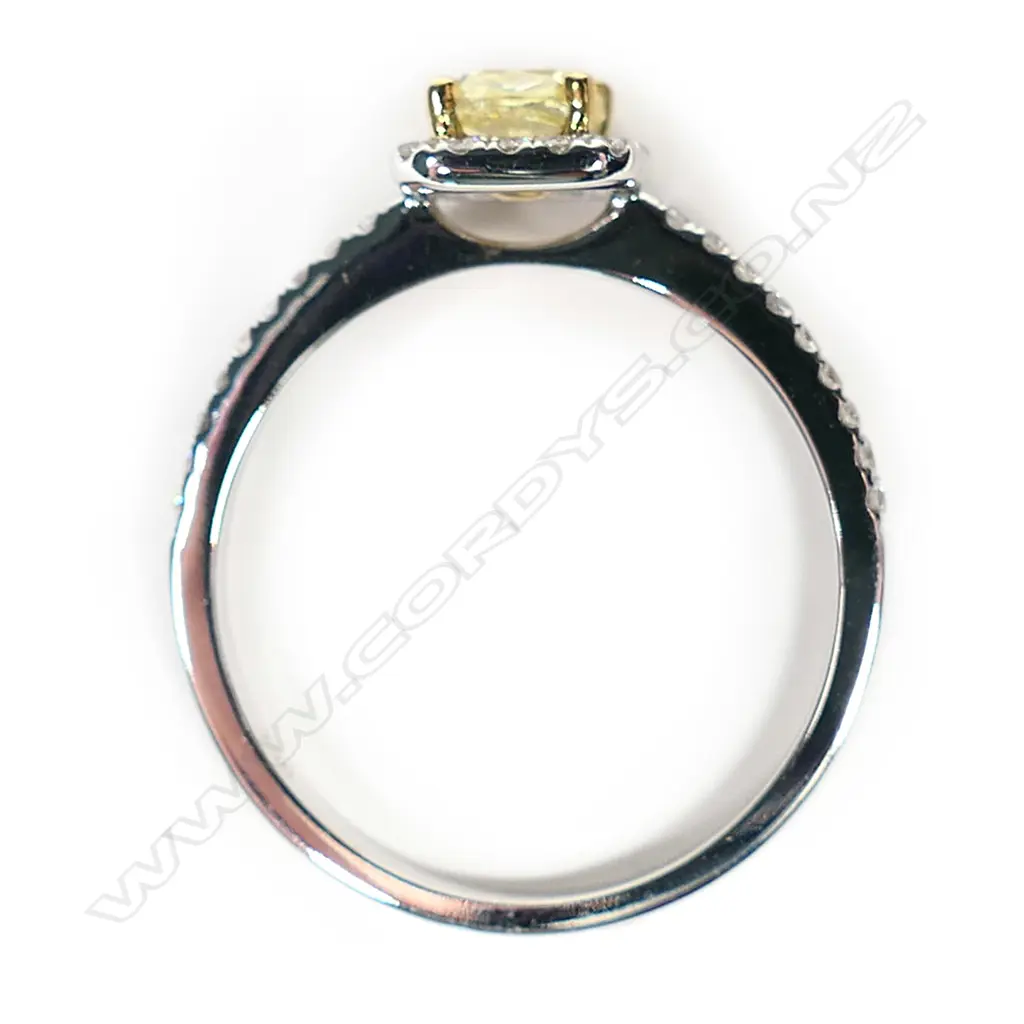 An 18ct white gold and yellow diamond ring, Image 1++