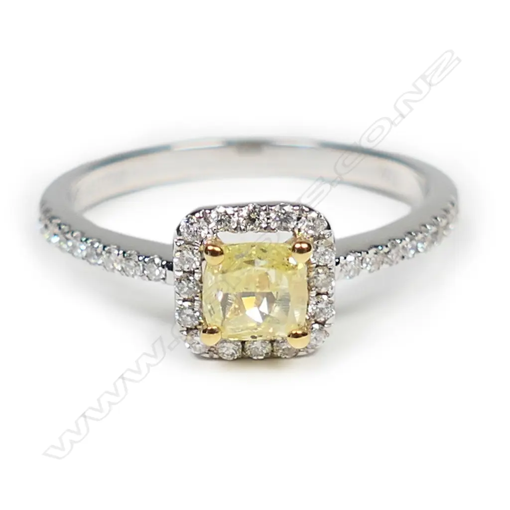 An 18ct white gold and yellow diamond ring, Image 1++