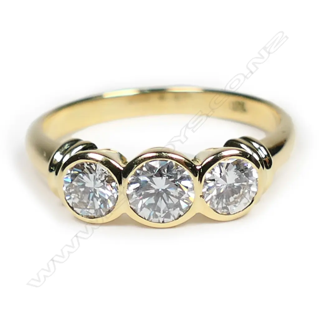 An 18ct yellow gold and three stone diamond ring, Image 1++
