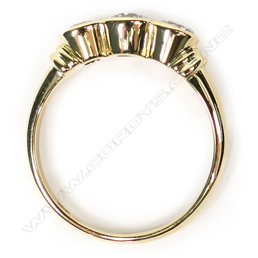 An 18ct yellow gold and three stone diamond ring, Image 1++