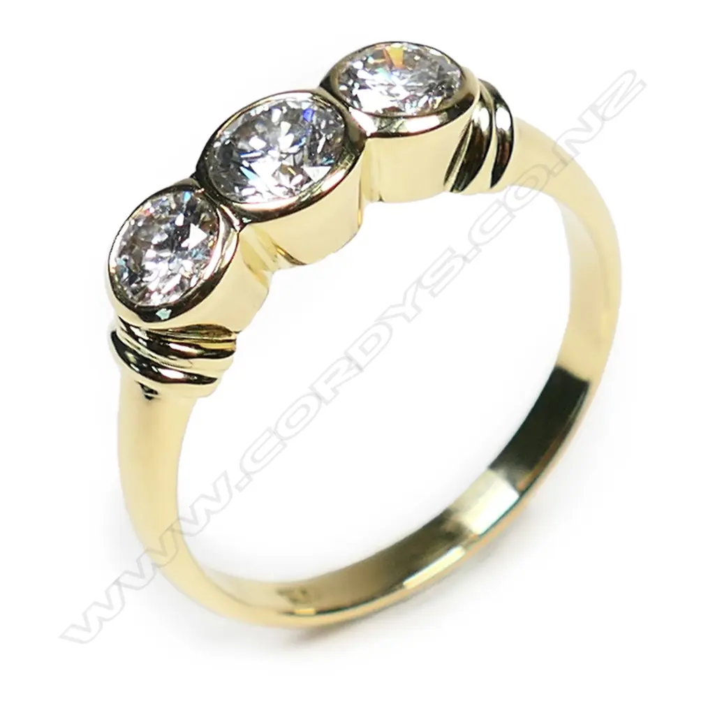 An 18ct yellow gold and three stone diamond ring, Image 1++