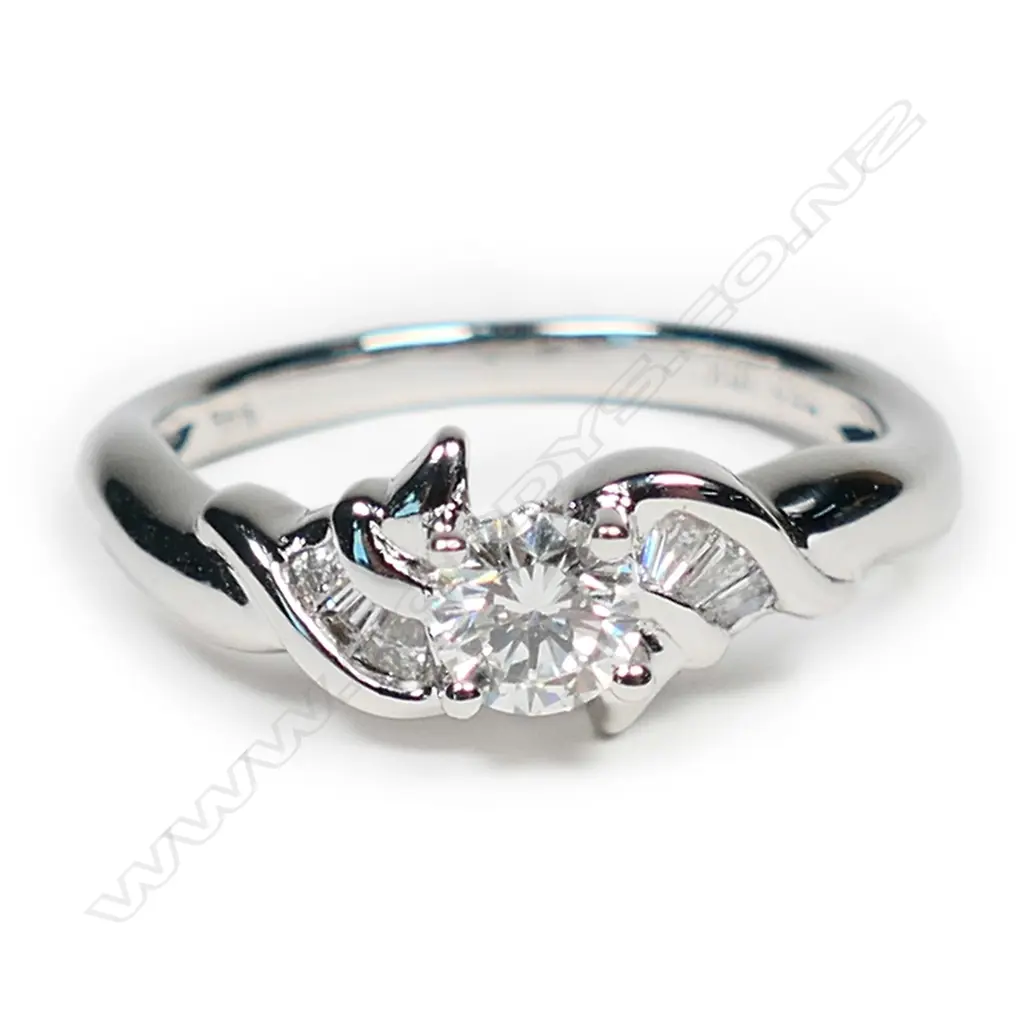An 18ct white gold and diamond ring, Image 1++