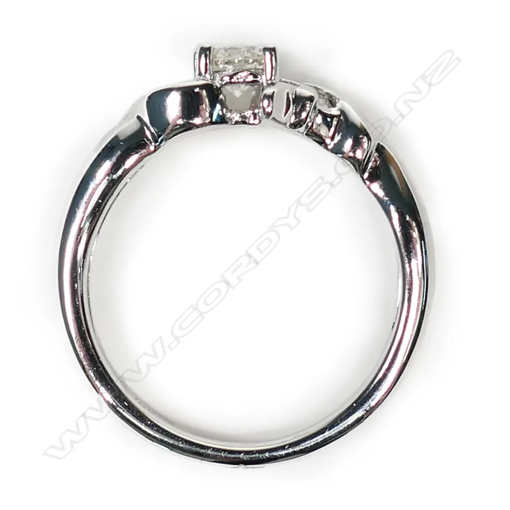 An 18ct white gold and diamond ring, Image 1++