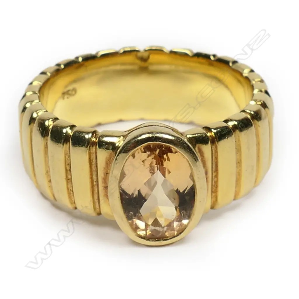 A heavy 18ct yellow gold and citrine ring, Image 1++