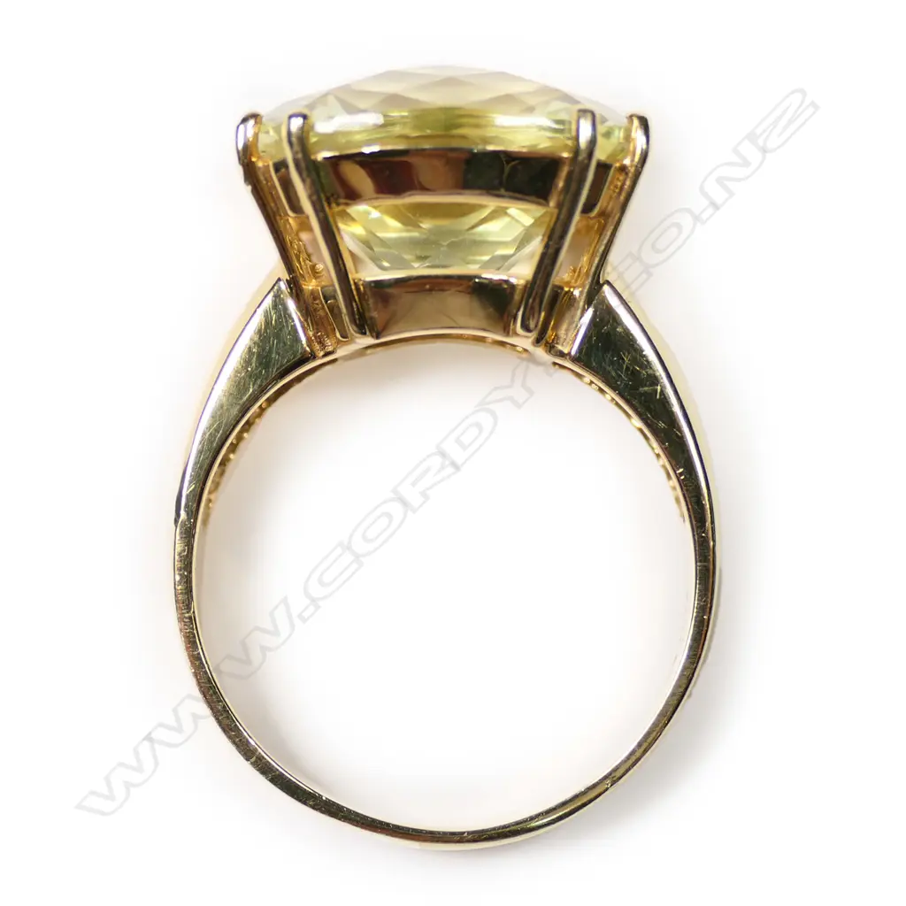 An 18ct gold and lemon quartz ring, Image 1++