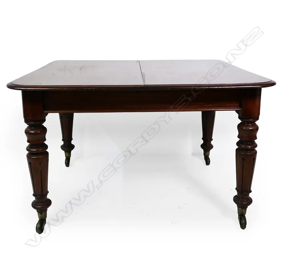 A Victorian mahogany extension dining table, Image 1++